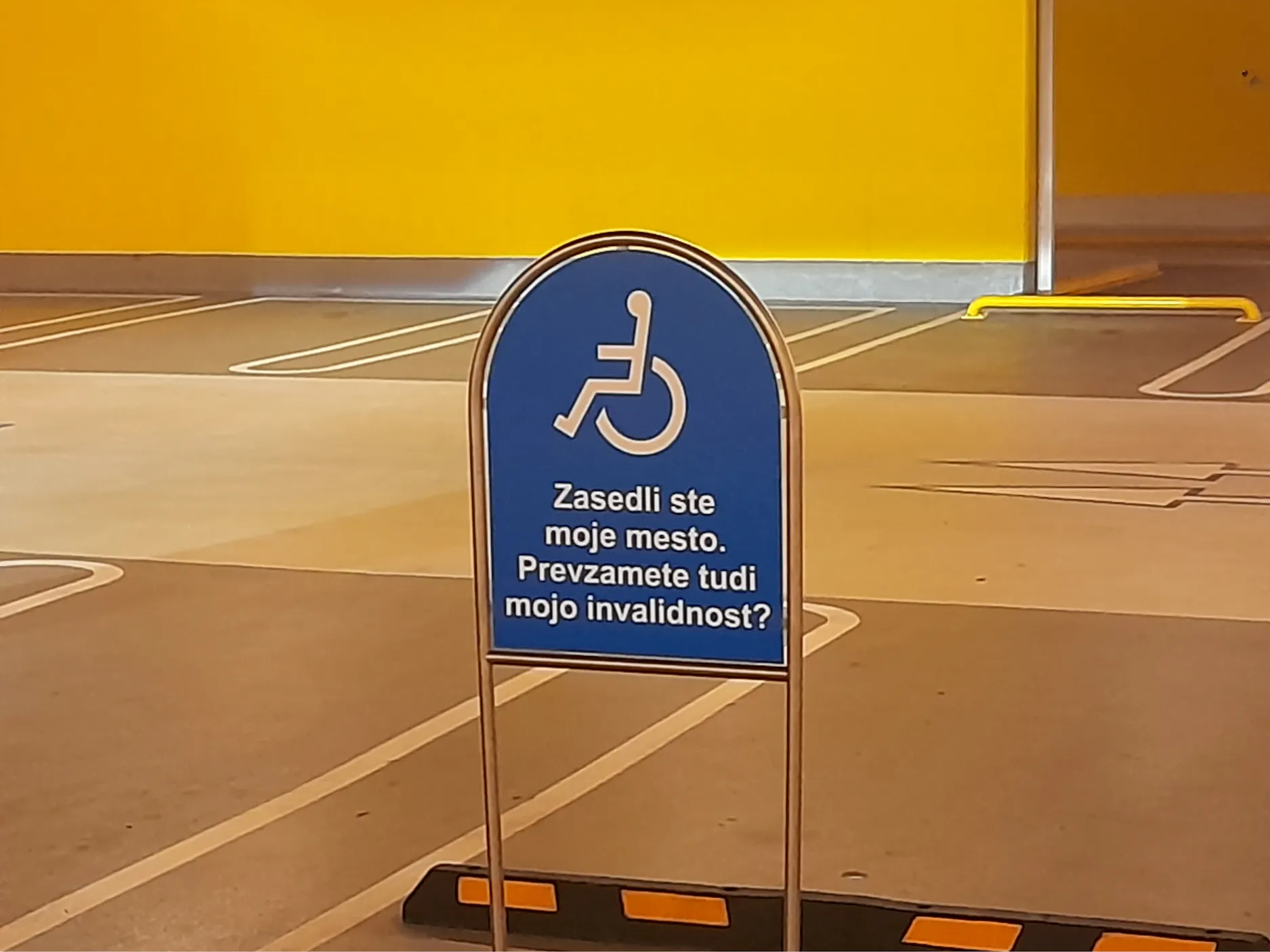 Znak za invalidsko parkirno mesto